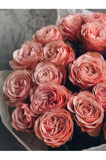 Свіжозрізані квіти троянди Кахала у букеті